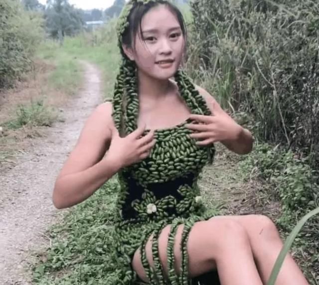 农村美女响应环保，用苍耳做了一身裙子，洗澡的时候却尴尬了