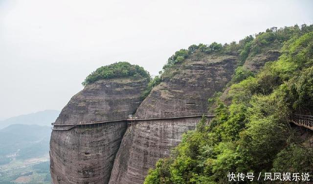 这些景区里的玻璃栈道让人胆颤心惊，生怕一不小心就塌陷断裂！