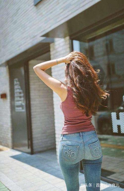 青春活力的紧身裤美女，身材曲线性感，散发女神气质！