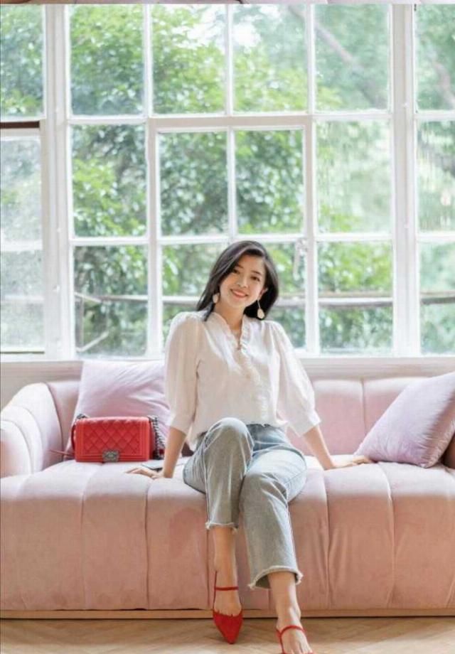  『十足』三木女神范十足，白衬衫搭配牛仔裤高级大气，贵气感十足