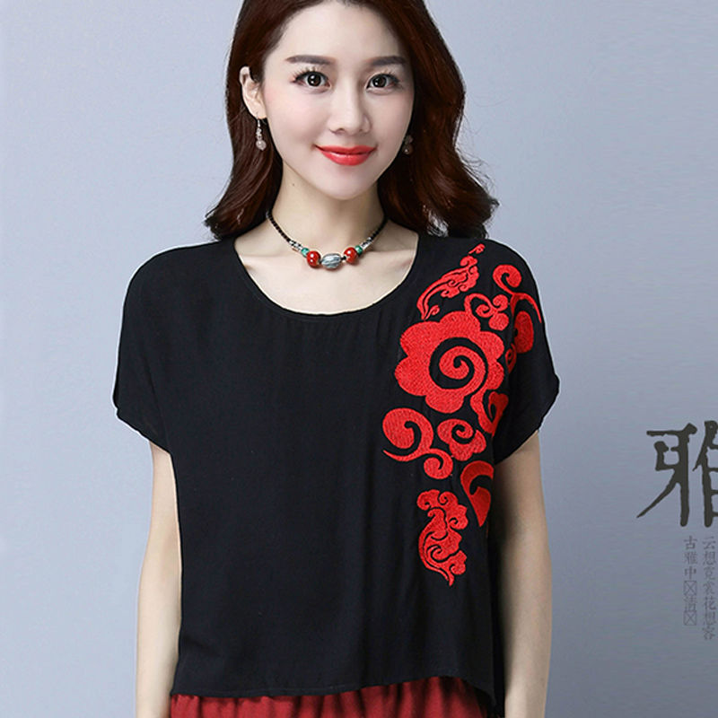 不得不说!53岁妈妈有眼光，穿了这款套装，秒变古典女神