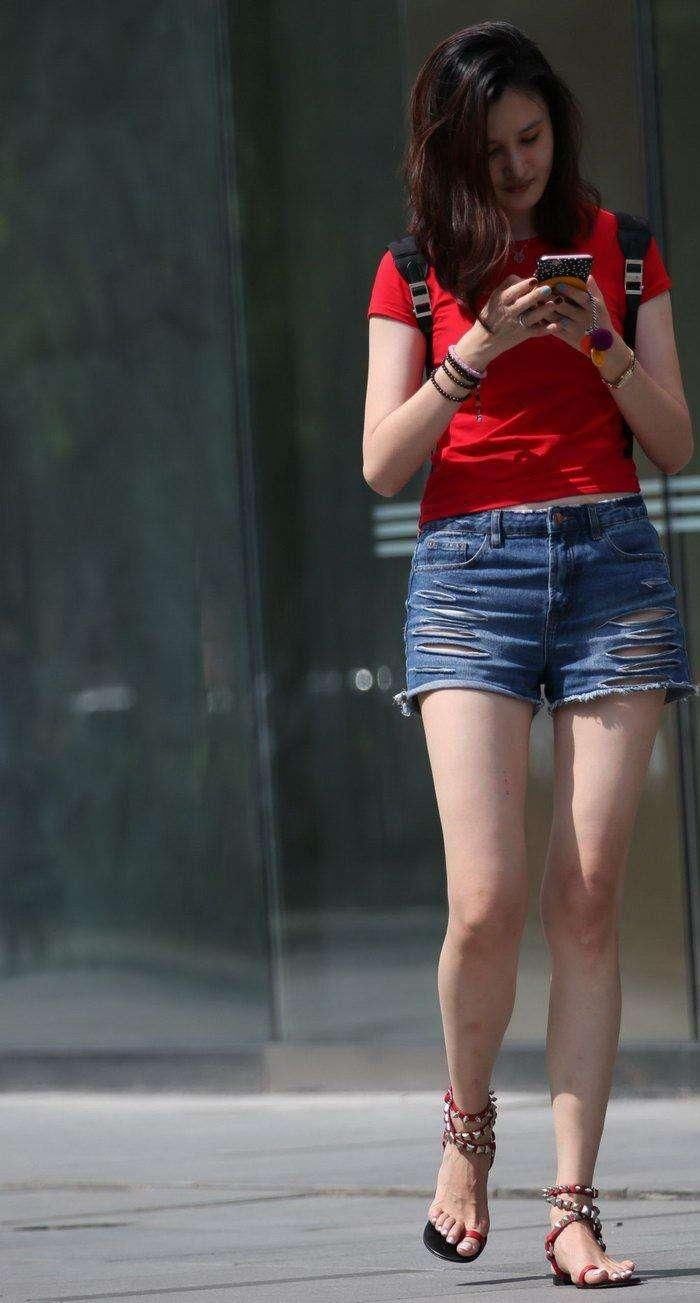 街拍: 美女俏丽多姿惹人注目,舒适而惬意短裤穿出迷人长腿!