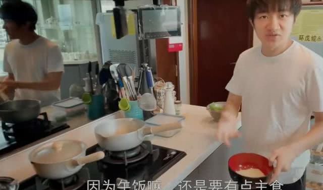  「加上」王祖蓝顺毛好帅气！白T配长裤嫩成小鲜肉，奶爸颜值狂飙不敢认
