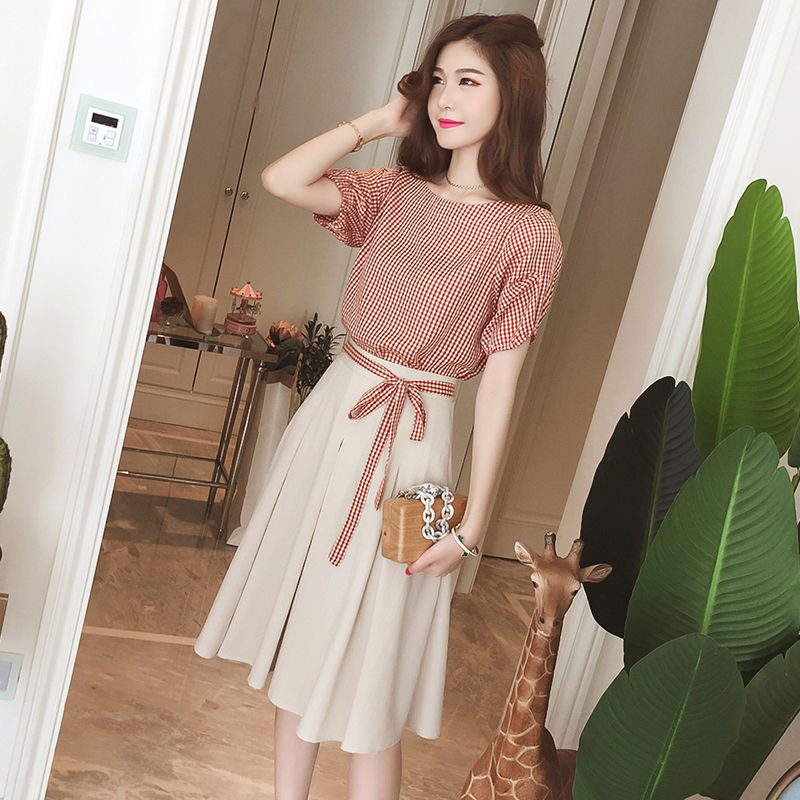 45岁媳妇太会打扮!上身紧身显胸衣+高腰裙，男人喜欢女人嫉妒