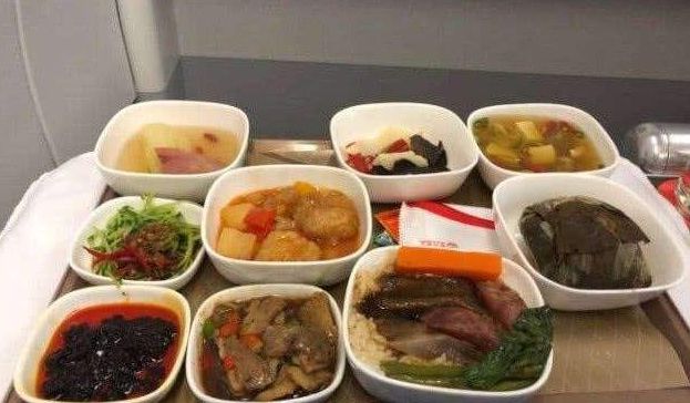 为什么说坐川航要空腹，看到他们的飞机餐，网友：现在还后悔！