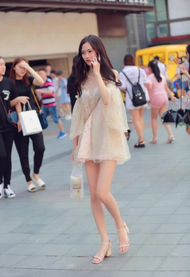 『身材苗条』街拍:身材苗条小姐姐,时尚靓丽,轻盈柔美的连衣裙很显青春风姿