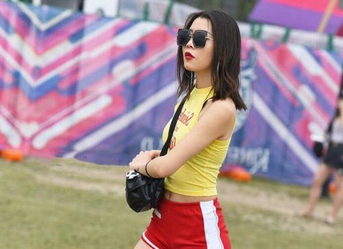 气质女神超短裤穿出逆天大长腿,长发披肩的魅力很迷人!