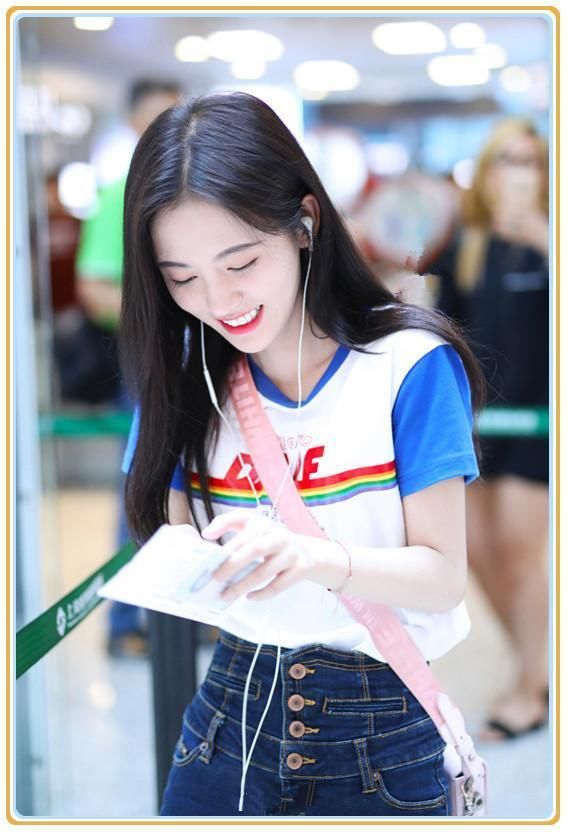 鞠婧祎够狠，穿紧身短裤还要扣四颗扣子，网友：为显腿长真是拼了