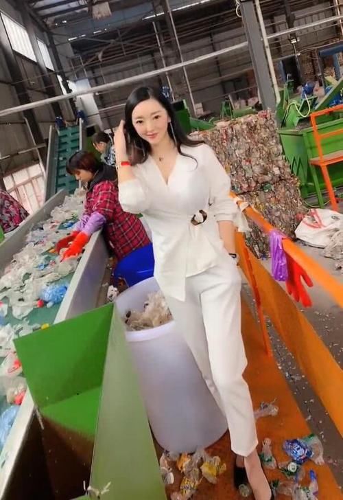  [美女]一身白色的时尚美女，看起来清爽又有女人味!