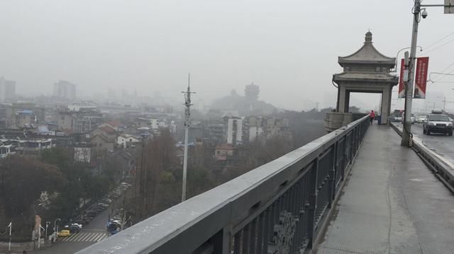  五十年■武汉最坚固大桥：60年被撞77次，百万铆钉无松动，还可