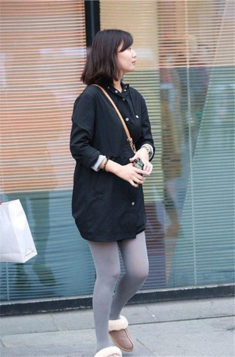 漂亮|街拍:专注看手机的小姐姐,一字肩上衣+露洞牛仔裤,时尚又漂亮