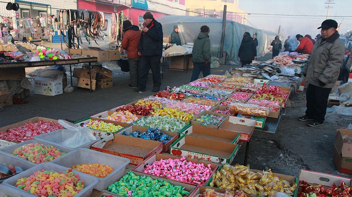  【外出】过去农村大集人潮熙攘，现在冷冷清清，摆摊者：还要坚