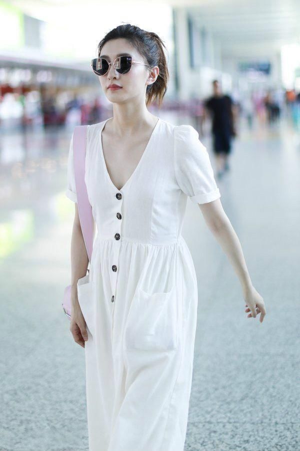 江疏影现身机场，身穿一件白色深V裙，网友:身穿没料还穿深V裙