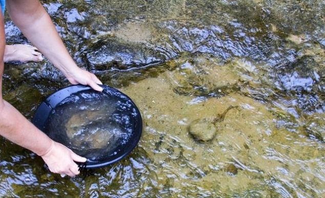 被嫌弃的免费景区：游客去了也不参观景点，直接去溪边淘金