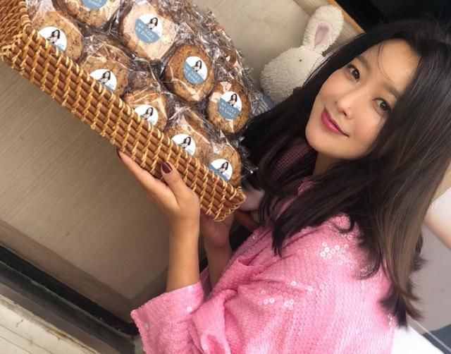 41岁金喜善太逆天?穿粉色衬衫搭配撞色长裙，少女感依旧在线