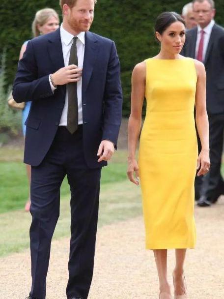 梅根衣品回归, 干练帅气美出新高度, 网友: 直接碾压凯特王妃!