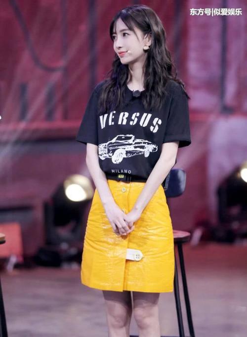 有黄晓明陪杨颖胆都大了10倍，敢这么穿低胸装，终于像生过娃的