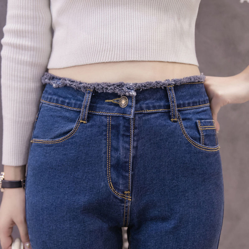 身材丰盈的女人，入秋后建议穿这样的牛仔裤，青春活力范十足