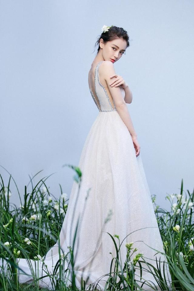 29岁杨颖真会穿！一袭深V吊带长裙端庄优雅，网友：黄晓明好福气