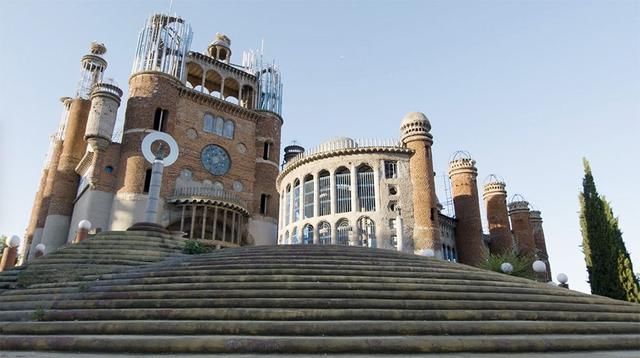 他用半个世纪捡来的垃圾建成教堂，不用起重机，仅凭双手创造奇迹