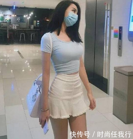 街拍：阳光朝气的紧身牛仔裤美女，身材一级棒