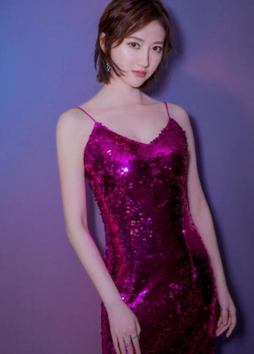 甜甜的景甜女神，肤白貌美，气质高雅