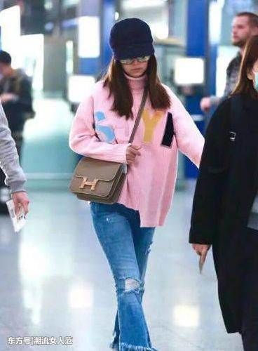 46岁杨钰莹与41岁林心如同现机场，相差5岁气质差距却那么大