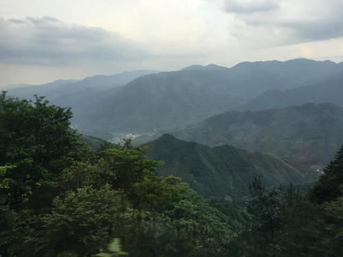 中国名望最大的一座山，年接待中外游客三百多万，城市都和它同名