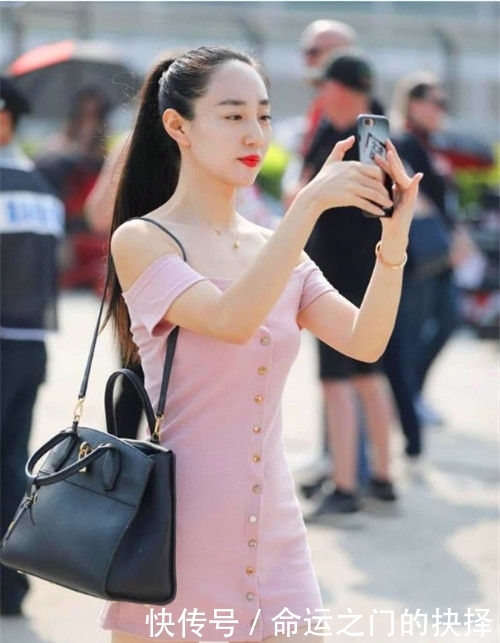  [小美女]街拍：身材高挑的小美女，穿粉色露肩短裙，很美哦