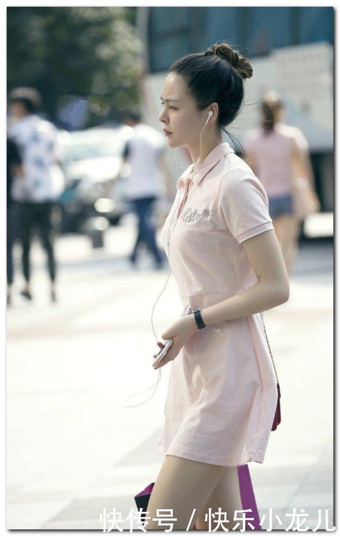  「满分」美女街拍: 柔情似水的小姐姐一身蓝色连衣裙， 气质满分