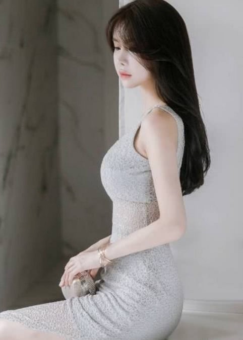 气质小姐姐穿上灰色 长裙，展现优雅魅力，大方也自然！