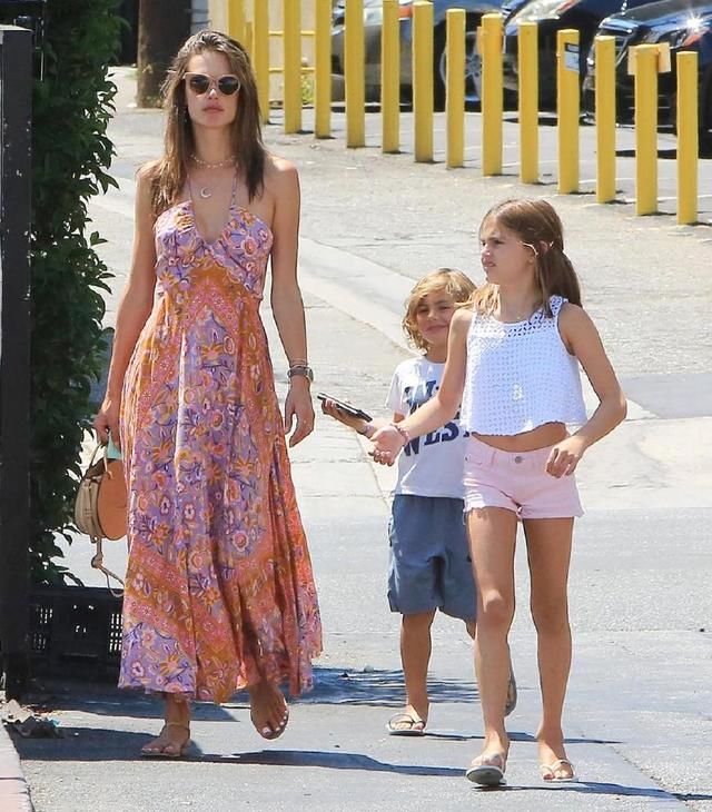 维密天使AA要逆天啊！穿吊带印花裙简直美炸，女儿大长腿抢了风头