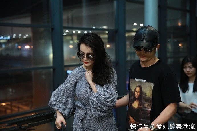 冉莹颖穿V领连体短裤，用手捂住领口防走光，网友：敢穿不敢露？