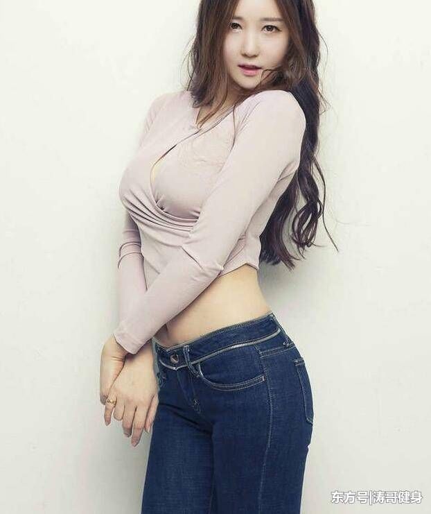 路人街拍，紧身打底裤的小姐姐，健身的身材完美体现