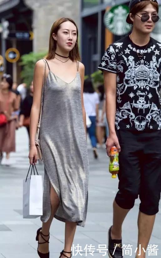 街拍：小编我看着这位美女，不经意间就迷住了！