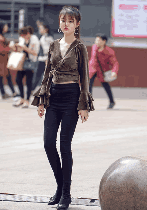 修身的牛仔裤，柔软高弹的面料，轻盈时尚的造型，非常的修身美体