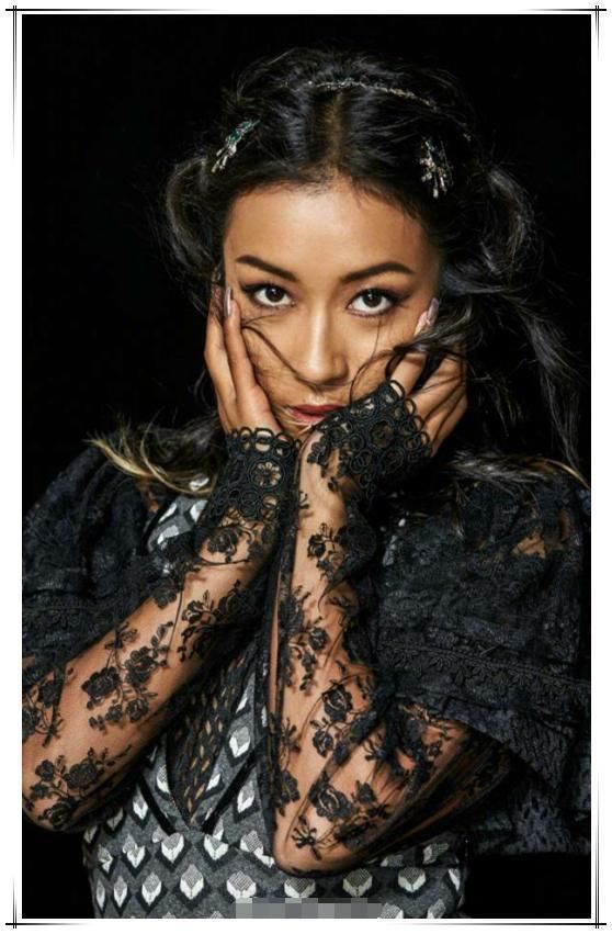 当何穗和吉克隽逸同穿连体裤，网友：吓得我赶紧涂上了防晒霜！