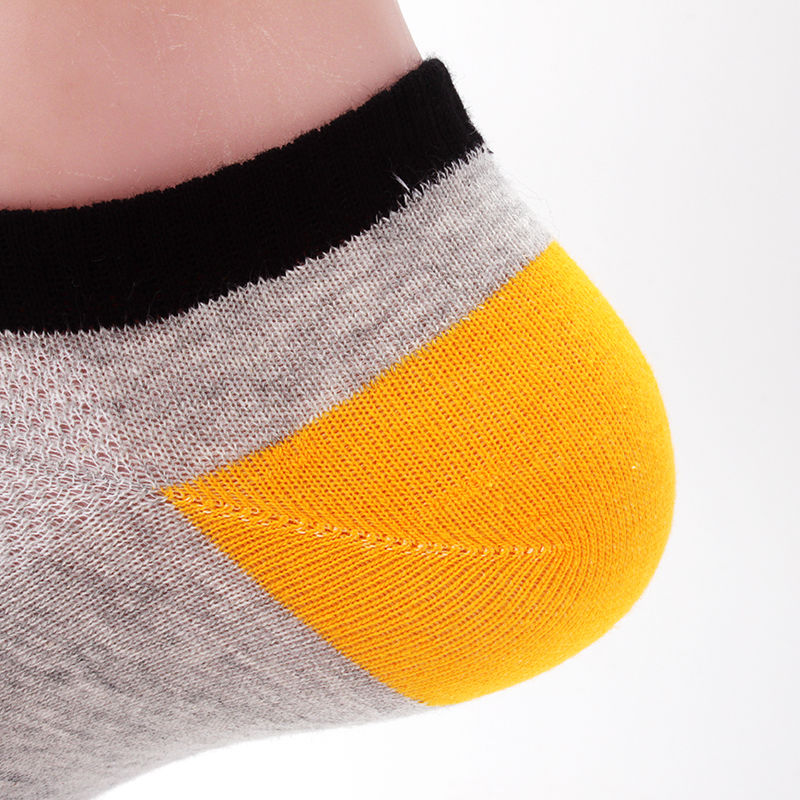 女人夏天尽量不要配黑丝袜，看下图女人这样穿，身材尽显