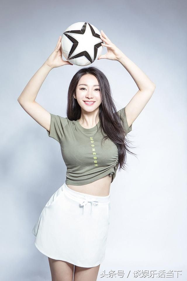 本以为柳岩穿衣已经够大胆了，直到看见了古力娜扎，网友:真敢穿