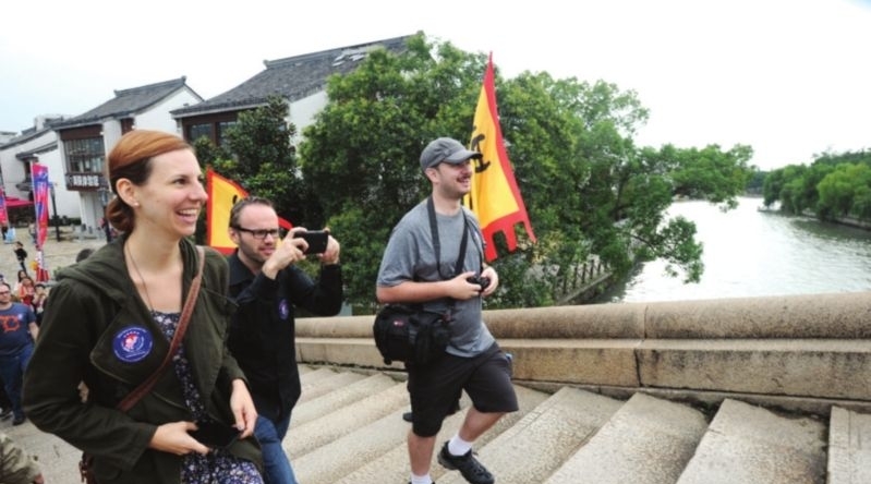 老外到中国旅游，看到凌晨三点的大街，直言：难怪中国发展快