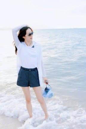 韩雪穿短裤现身，坐下时尴尬了，网友：女神晒腿了解一下！