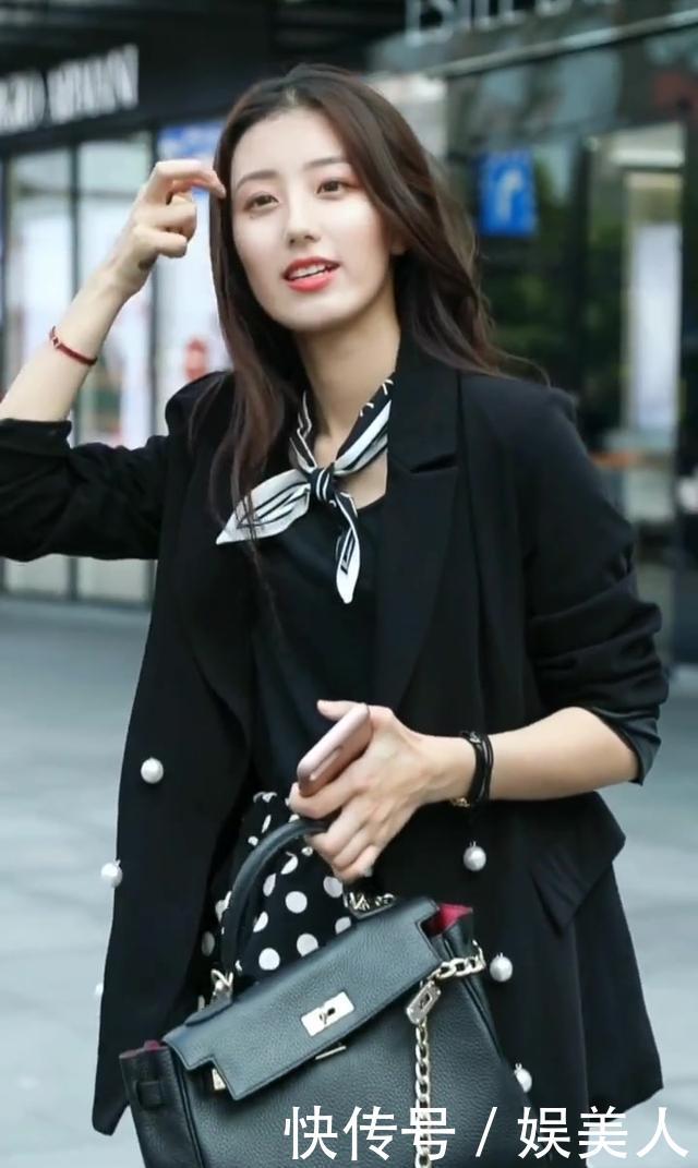 [ 格子]性感牛仔短裤，美腿上的纹身很惹眼！，街拍：红色格子短裙