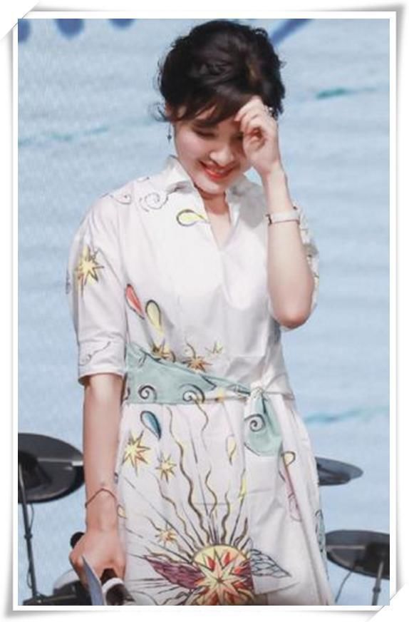 周涛又惊艳了!50岁穿涂鸦裙宛如18岁少女，网友直呼:嫩炸了