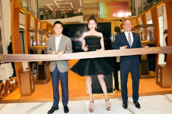 关晓彤迪丽热巴一袭黑色抹胸裙上身，身材惊艳众人，网友：这次终