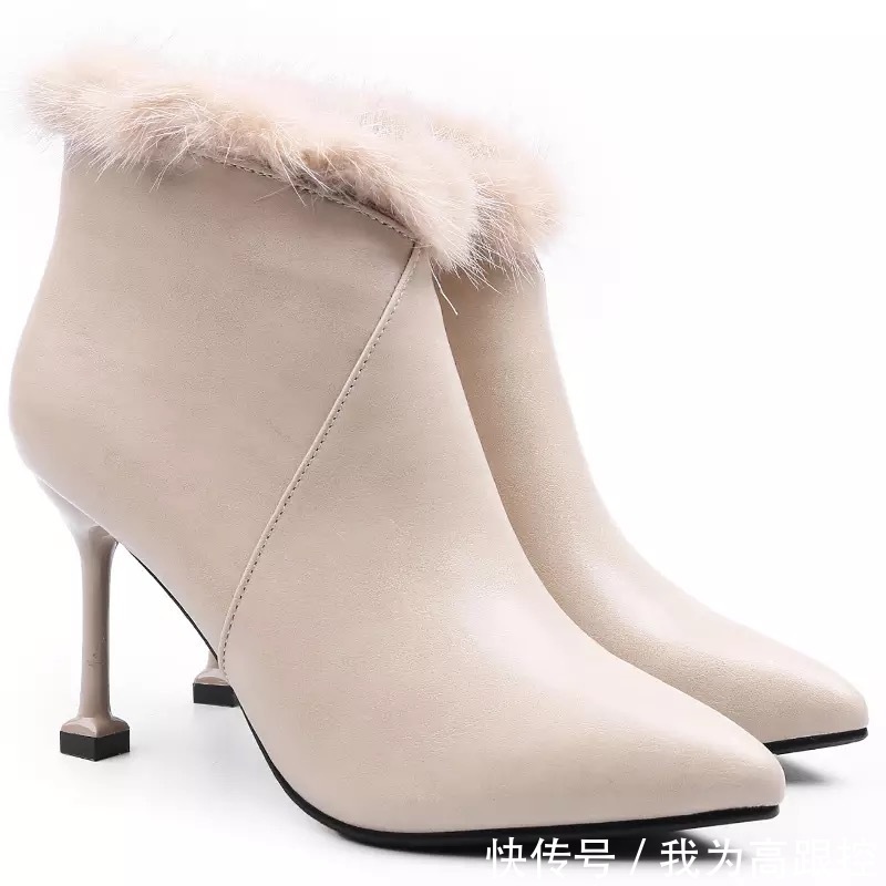 高跟鞋鞋口处加了细绒面,具有贵夫人气质