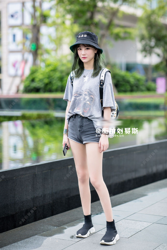 街拍重庆:就算是美若天仙，也需要时尚的穿搭，让你更美，更酷!