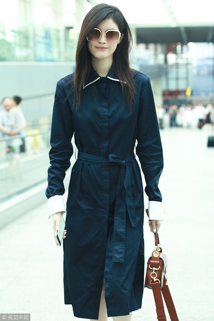 何穗长裙捂得严实难挡纤细美腿 撩发展示“酒窝笑”女人味爆棚