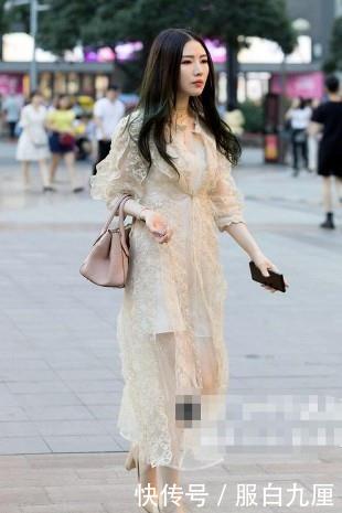 「 黄色」小姐姐穿了一双裸色的浅口高跟鞋，看着美感十足，路人街拍