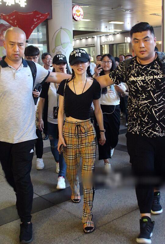 张韶涵穿短裤实在太瘦了，爱豆：要记得多吃饭啊！