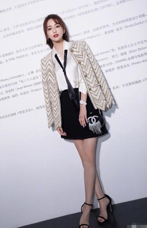 佟丽娅真是豪放！深V裙信手捏来，网友：不愧是360度无死角美女